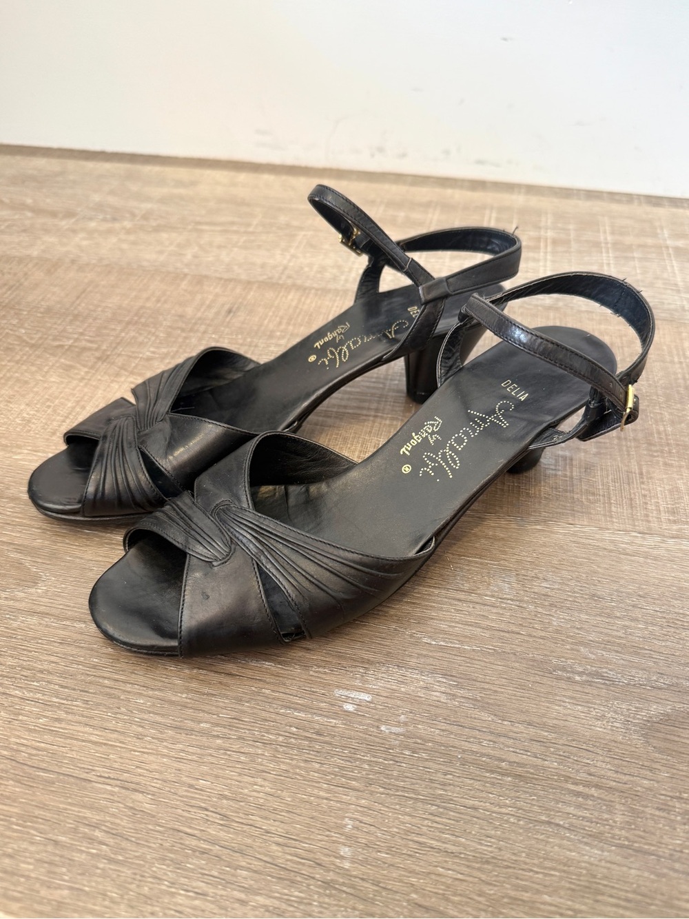 Amalfi by Rangoni Delia Size 7.5 Black Leather Low Heel Slingback Sandals